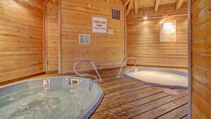 Un spa de madera con dos jacuzzis, paredes de madera y un cartel que indica el horario de atención.