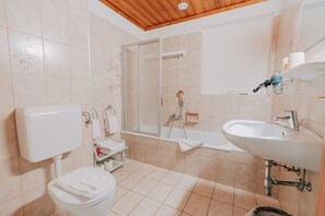 A modern bathroom with a toilet, shower, and sink. - Hotel Turracherhof (Stadl-Predlitz)