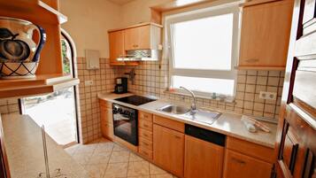 Een koelkast, een oven, een kookplaat, een vaatwasser