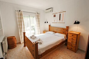 3 室のベッドルーム、WiFi (無料)、ベッドシーツ