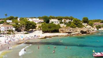 Vlak bij het strand, ligstoelen aan het strand
