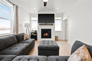 Smart TV, fireplace - New Flathead Townhome | Near Whitefish & Glacier (Kalispell)