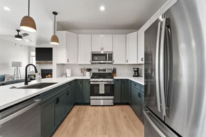 Fridge, microwave, oven, stovetop - New Modern Townhome Centrally Located In Kalispell (Kalispell)