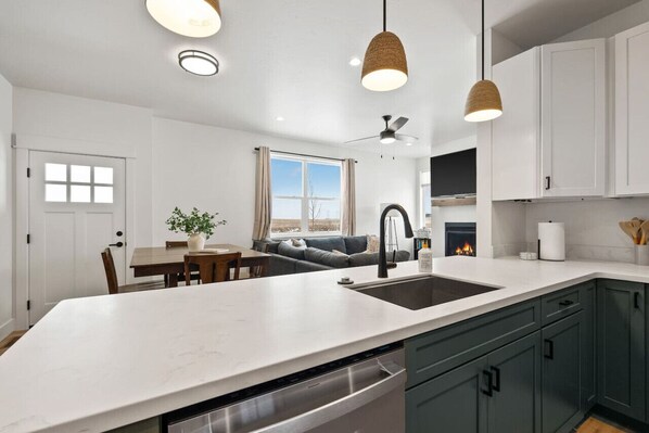 Fridge, microwave, oven, stovetop - New Modern Townhome Centrally Located In Kalispell (Kalispell)