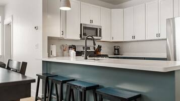 Frigorífico, microondas, horno y placa de cocina