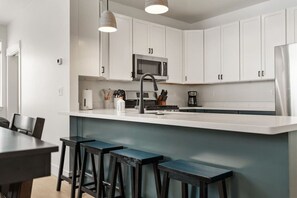 Fridge, microwave, oven, stovetop - New Flathead Townhome | Near Whitefish & Glacier (Kalispell)