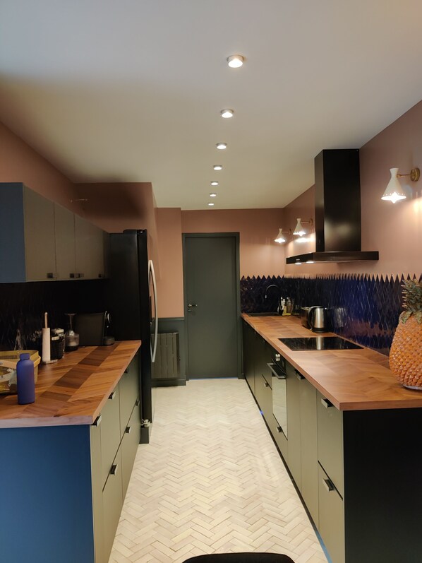 Réfrigérateur, micro-ondes, four, lave-vaisselle