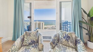 Ein Balkon mit Blick auf das Meer und die Gebäude.