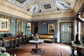 A room with a round table, a sofa, and a door. - Sea Coral (Montesilvano)
