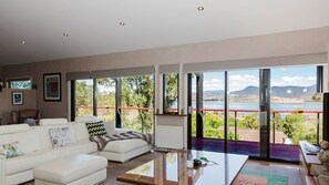 Televisión y oficina 