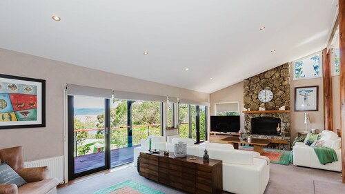 10 Kanangra Crescent - Entire