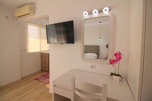 Apartment, Sea View | Desk, free WiFi - Elena Hotel (Sarandë)