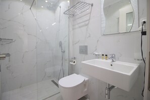 Apartment, Sea View | Bathroom | Free toiletries, hair dryer, slippers - Elena Hotel (Sarandë)
