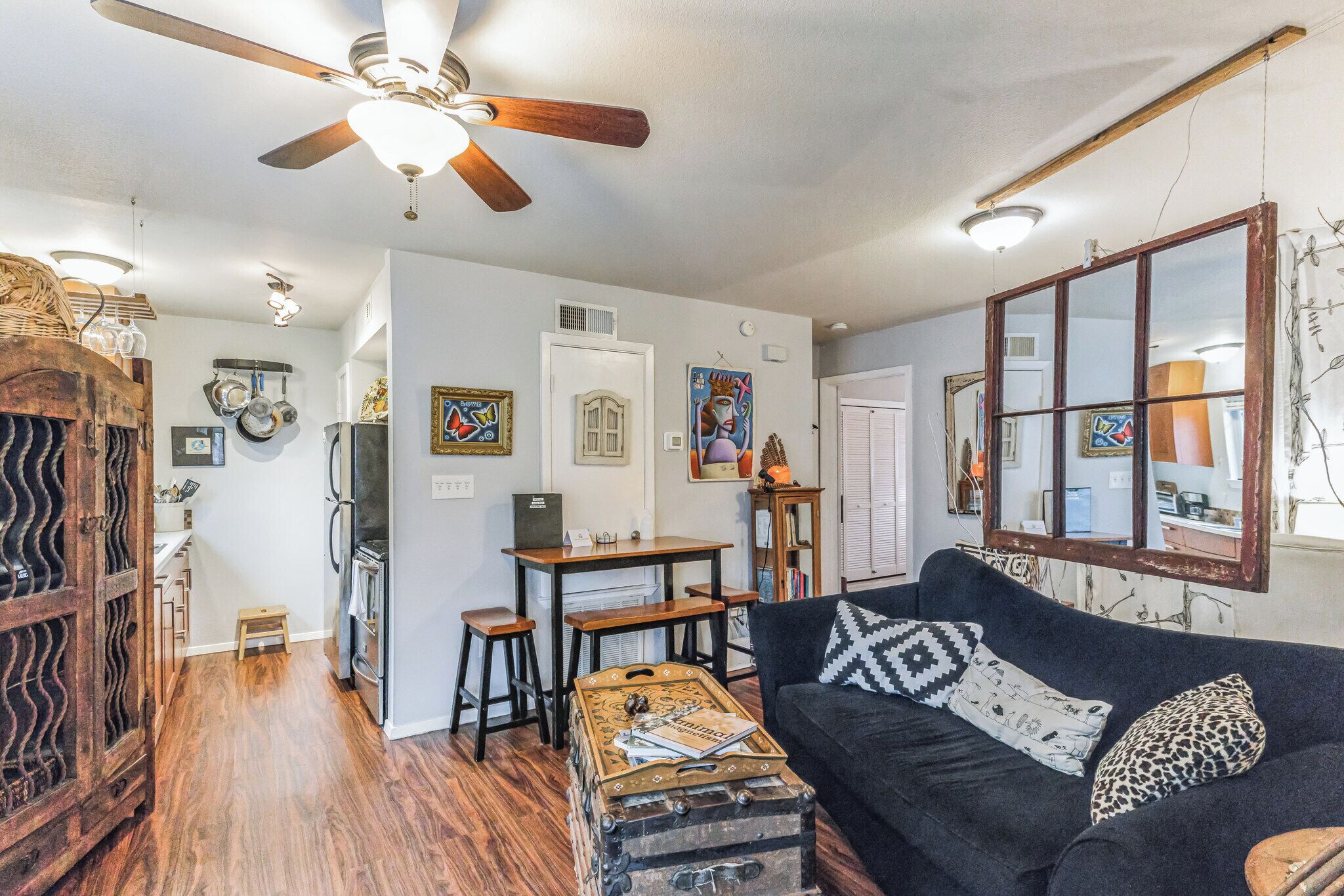 Eclectic Comfort – A Fun & Funky Retreat! Minutes to Downtown, Congress & Lamar