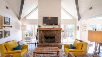 Smart-TV, Kamin, Stereoanlage