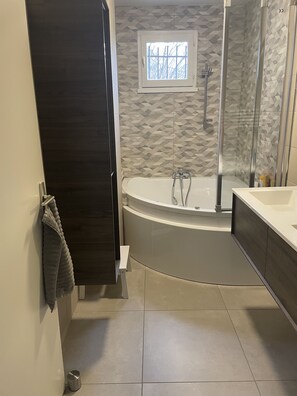 Dusche, Haartrockner, Handtücher, Seife