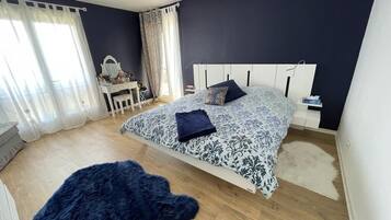 6 bedrooms, iron/ironing board, WiFi, bed sheets