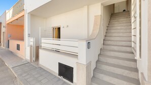 Un bâtiment moderne avec un escalier menant à un étage supérieur.