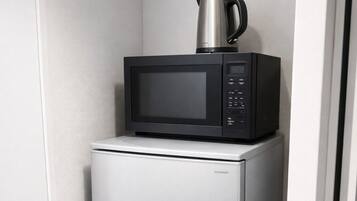 Großer Kühlschrank, Mikrowelle, Herdplatte