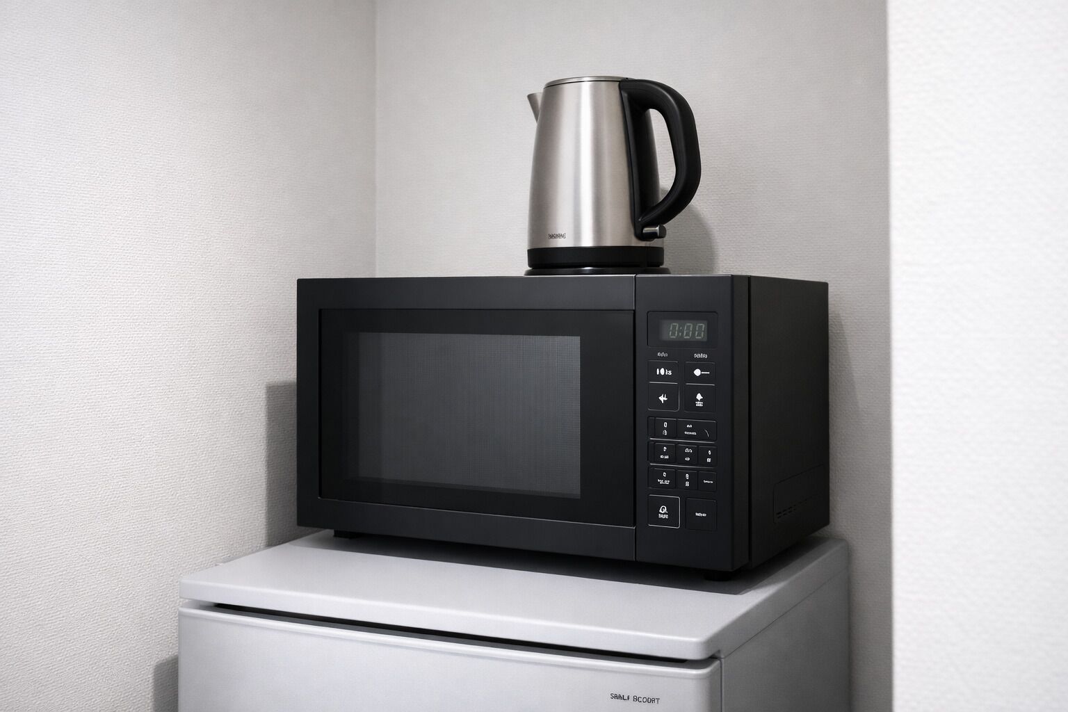 大型冷蔵庫、電子レンジ、コンロ、調理器具と食器