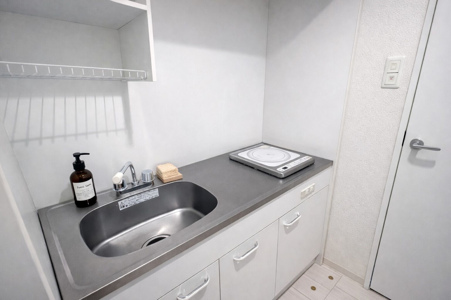 大型冷蔵庫、電子レンジ、コンロ、調理器具と食器