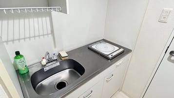 Basic Apartment | Private kitchen | Full-size fridge, microwave, stovetop, cookware/dishes/utensils
