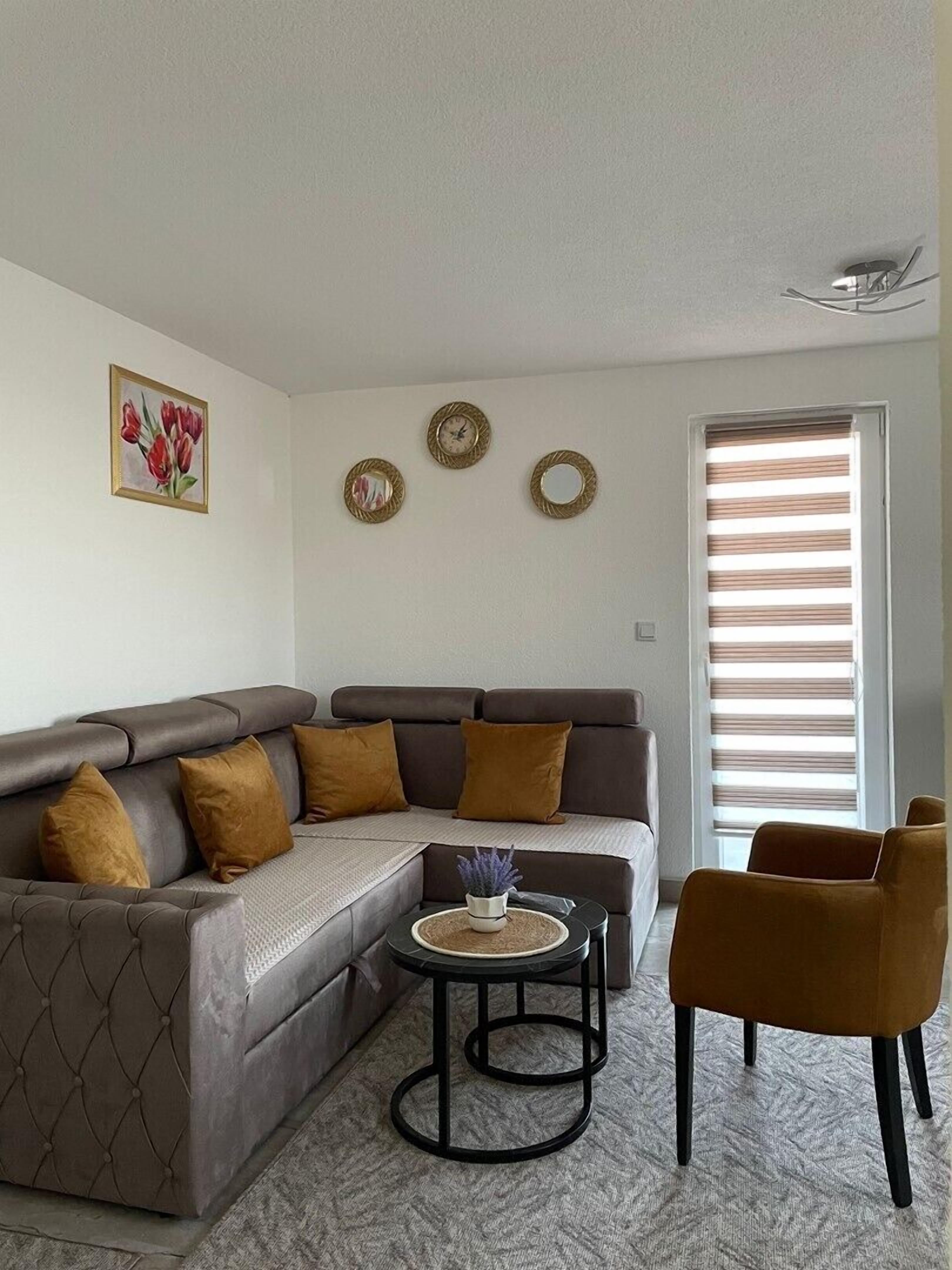 Una televisión, una chimenea