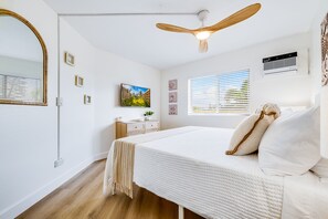 2 habitaciones, escritorio y tabla de planchar con plancha 