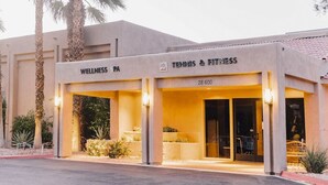 Un spa de bienestar con canchas de tenis y un gimnasio, ubicado en el número 28, 600.