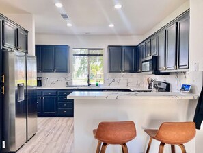 Kjøleskap, mikrobølgeovn, ovn og kokeplater