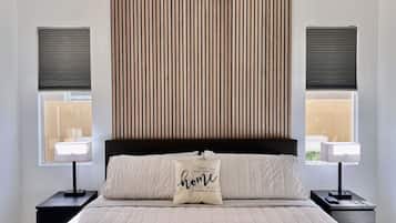 Escritorio, tabla de planchar con plancha, wifi gratis y ropa de cama