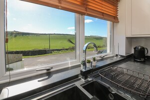 Geladeira, lava-louças, chaleira elétrica, torradeira