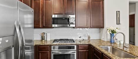 Réfrigérateur, four à micro-ondes, un four, surface de cuisson