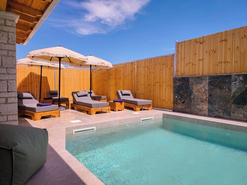 Charmante villa familiale avec piscine privée en Albanie