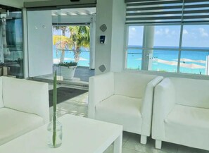 32 インチの薄型テレビ (ケーブル放送視聴可)