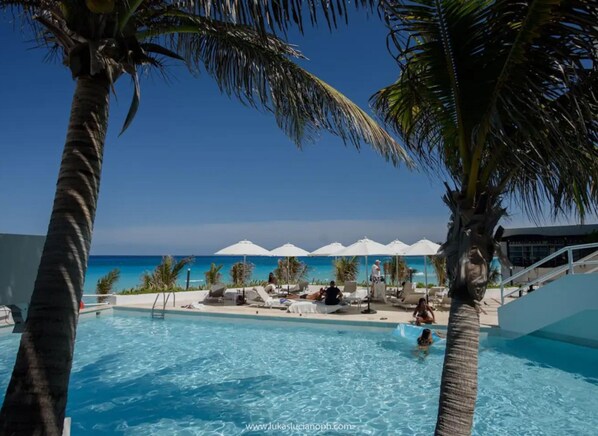 Outdoor pool - Oceanfront Studio Magnificent Views (Cancun)
