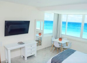 32-inch flat-screen TV with cable channels - Oceanfront Studio Magnificent Views (Cancun)