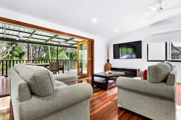 Téléviseur connecté, lecteur de DVD, livres