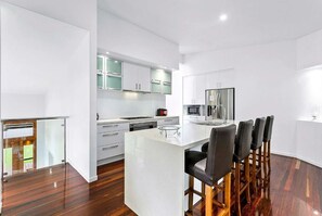 Réfrigérateur, four à micro-ondes, un four, surface de cuisson