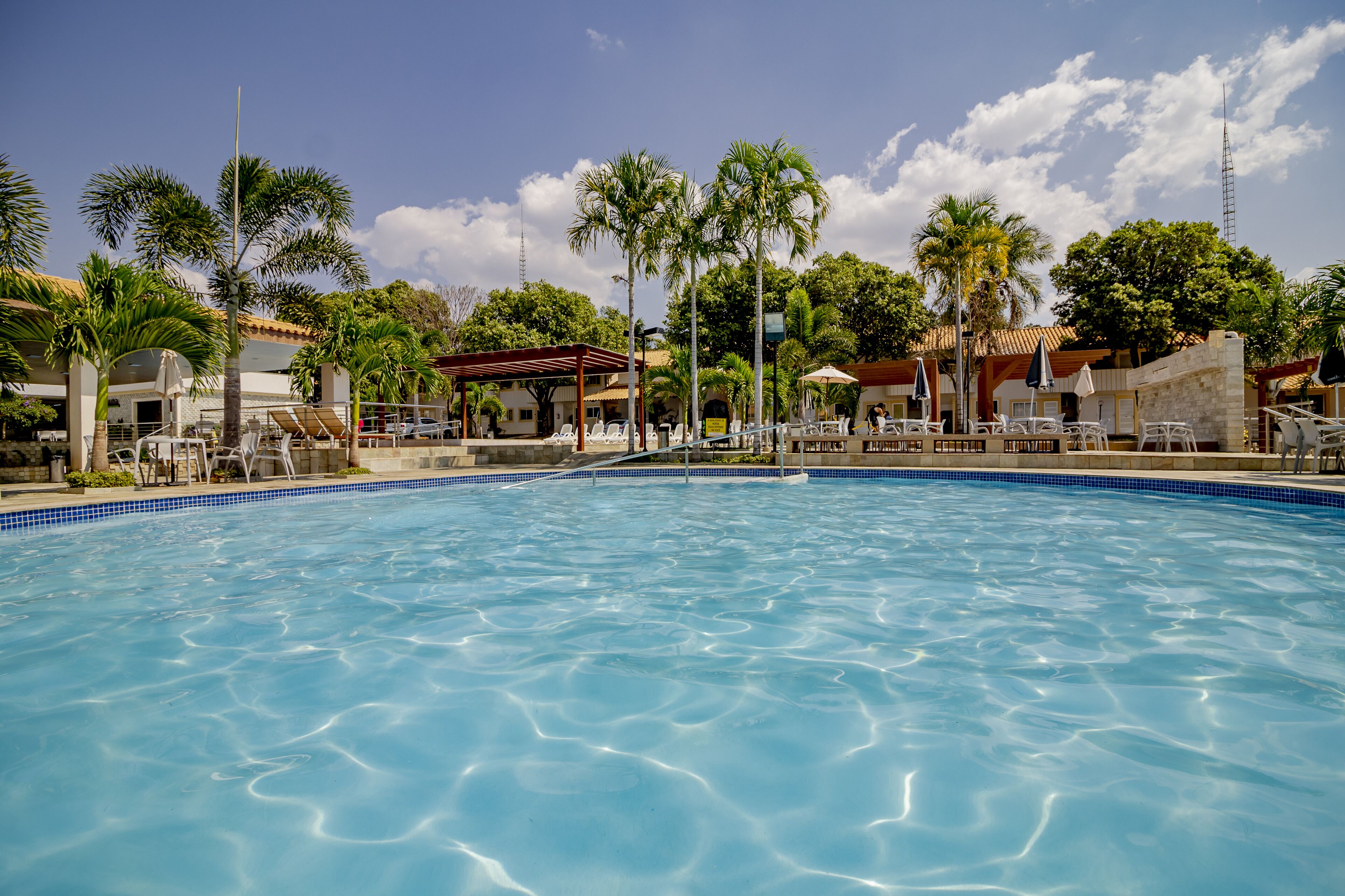 3 piscinas externas, guarda-sóis, espreguiçadeiras