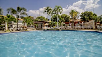 3 piscinas externas, guarda-sóis, espreguiçadeiras