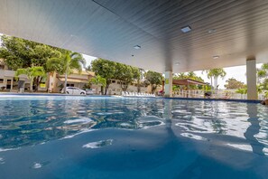 3 piscines a l'aire lliure, para-sols i gandules 
