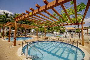 3 piscines a l'aire lliure, para-sols i gandules 
