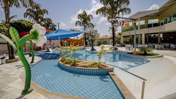 3 piscinas al aire libre, sombrillas, sillones reclinables de piscina