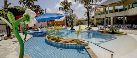 3 piscinas al aire libre, sombrillas, sillones reclinables de piscina