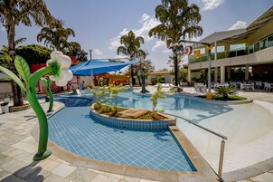 3 piscinas al aire libre, sombrillas, sillones reclinables de piscina