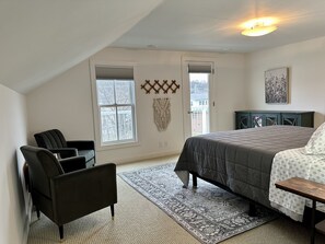 4 habitaciones, escritorio y tabla de planchar con plancha 