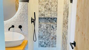 Dusche, Haartrockner, Handtücher, Seife