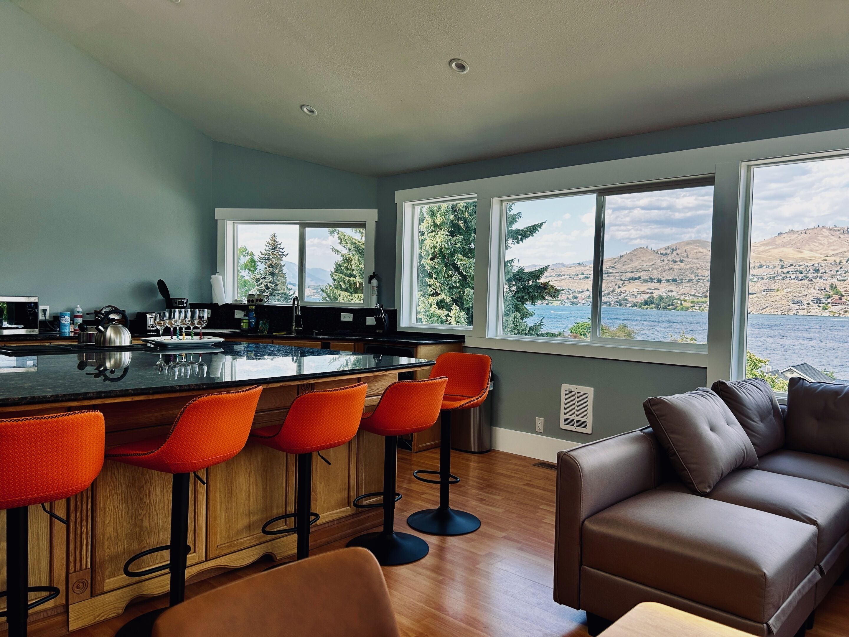 Panoramic Apartment, Private Bathroom (Water Street Retreat) | Lounge