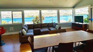 Panoramic Apartment, Private Bathroom (Water Street Retreat) | Lounge - Water Street Retreat (Chelan)
